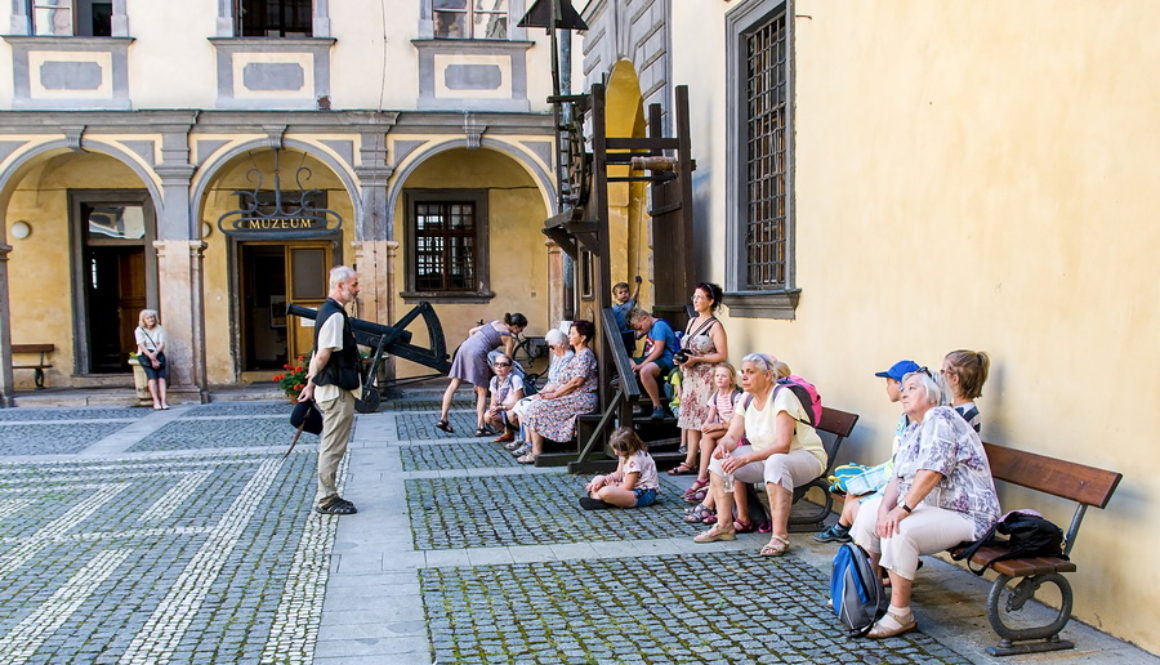 Michal vykládá dìtem  historii Jièína a Jièínského zámku.